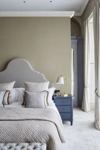 dormitorio masculino neutro con muebles grises y azules de Sims Hilditch