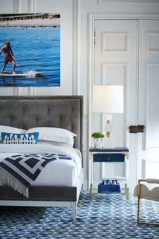 Ideas de dormitorio para hombres, dormitorio azul y blanco con arte de Jonathan Adler