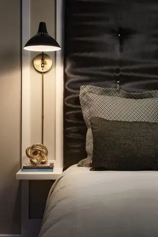 Aplique de pared negro y latón en ideas de dormitorio gris para hombres, estudio maestri