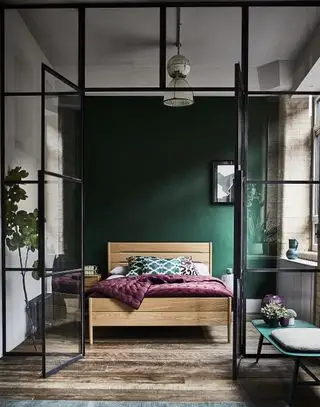 dormitorio verde con puertas crittall de ercol
