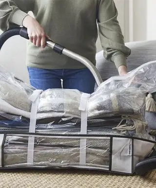 Nápady na skladování pod postelí s vakuovými úložnými sáčky