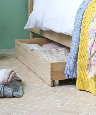 Nápady na ukládání pod postel s dřevěnou zásuvkou