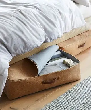 Nápady na uložení pod postel s korkovými taškami pod postel
