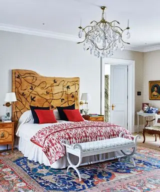 Lustre de teto para quarto com cabeceira de madeira