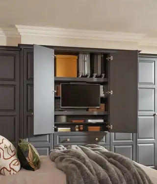 TV embutida em estante no quarto, portas para esconder, armários cinza