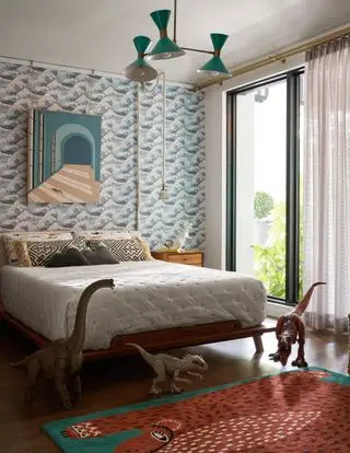 Dormitorio para niños y adolescentes con papel tapiz de ondas azules, colgante retro turquesa, obras de arte, dinosaurios, alfombra de animales, piso de madera