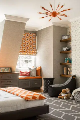 Dormitorio juvenil gris y naranja con papel pintado texturizado gris, estanterías abiertas, alfombra gris gráfica, colgante retro naranja y manta geométrica naranja