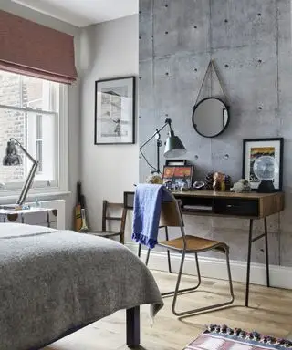 Una idea de dormitorio para adolescentes con un escritorio moderno y una silla con chimenea gris moteada