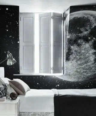 Una idea para el dormitorio de un adolescente con papel tapiz espacial y contraventanas blancas.