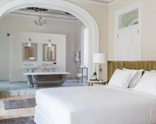 Amplio y lujoso dormitorio y baño de planta abierta, baño a nivel de mármol