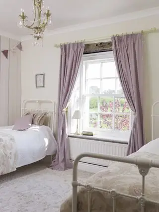 Chambre avec rideaux lilas