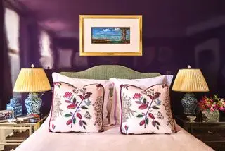 chambre avec murs violets brillants