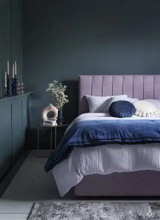 Murs de chambre bleu sarcelle avec un divan-lit lilas