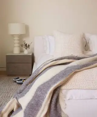 Chambre scandinave avec murs et texture crème