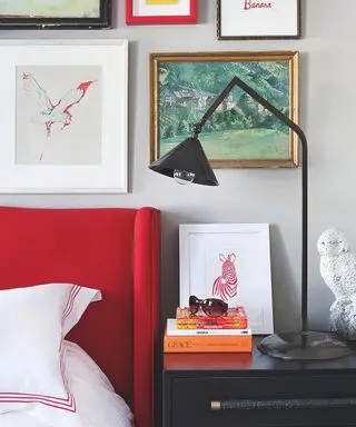 Chambre industrielle avec tête de lit rouge et lampe noire