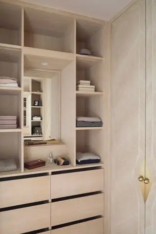 Weißer Kleiderschrank mit Kleiderschränken