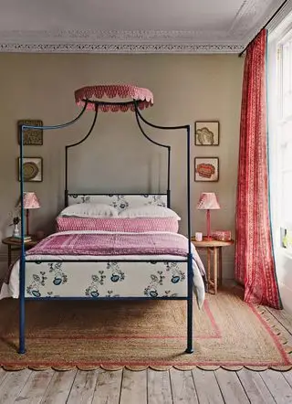 Spálňa s kobercom z vrúbkovanej juty od Vanrenen GW Designs