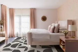 ružová spálňa s kobercom s potlačou od Ruggable