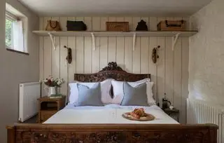 Camera da letto rustica con pannelli in legno