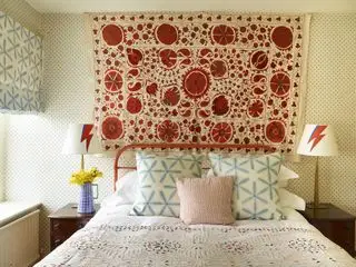 camera da letto con attaccapanni vintage Suzani