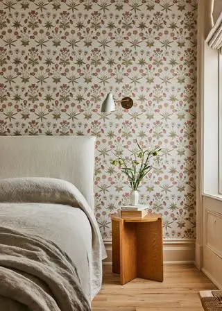 Camera da letto beige con carta da parati artistica e artigianale
