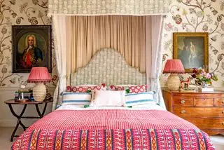 Camera da letto con tessuti a motivi geometrici e carta da parati