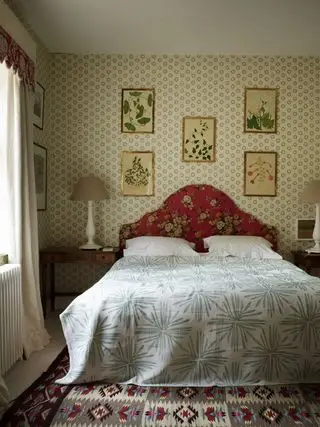 camera da letto vintage con testiera floreale e copriletto a coda di lepre
