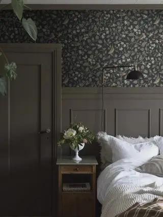 Carta da parati floreale scura borastapeter SÅNGFÅGLAR in camera da letto