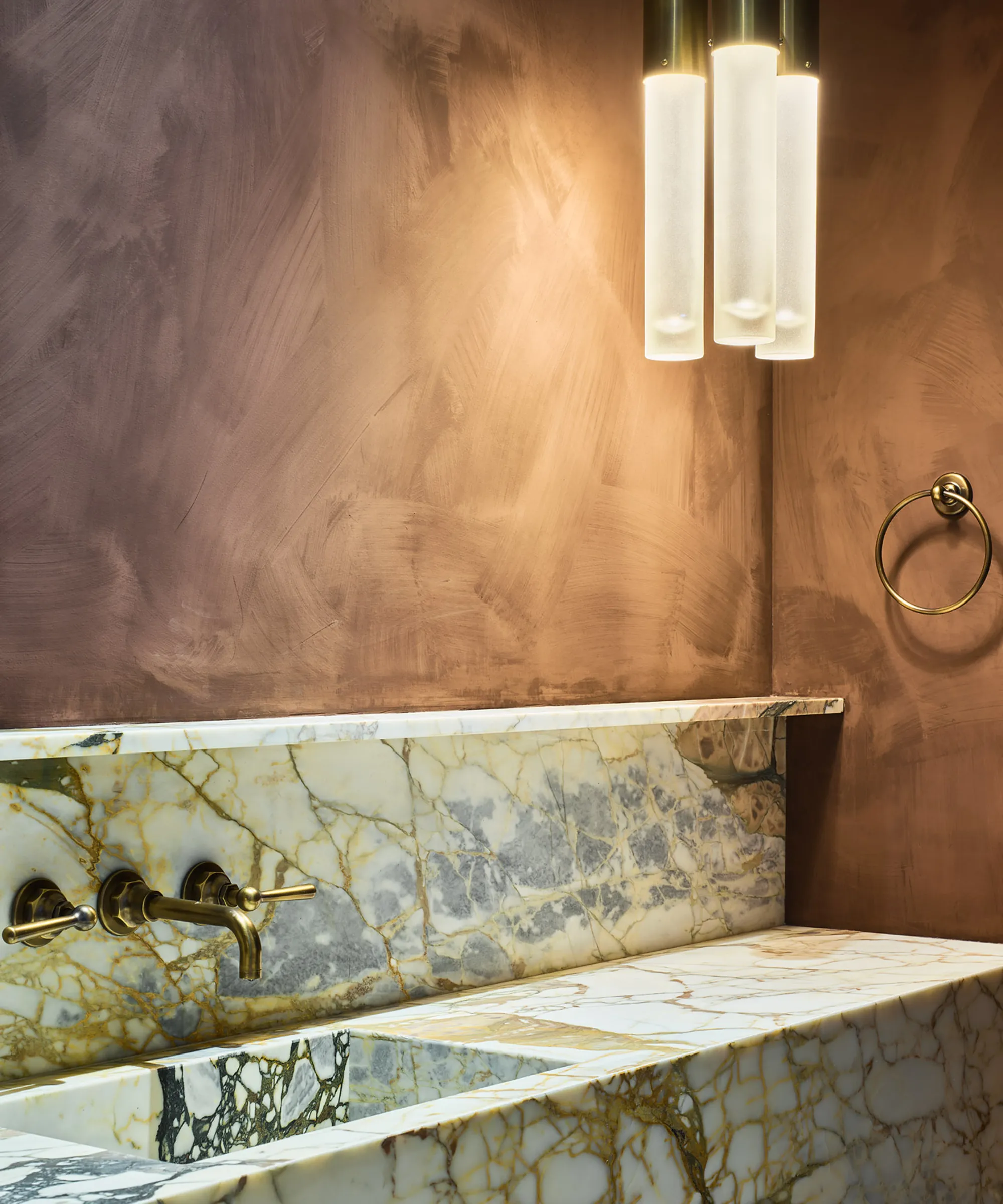 Salle de bain avec vanité en marbre' loading='lazy' title=