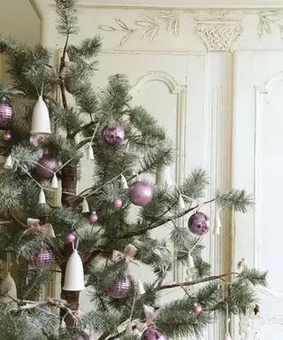 da vicino su un vero albero di Natale con palline lilla