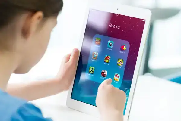 kid using ipad apps