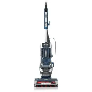 Um aspirador Shark Stratos Upright em um fundo branco