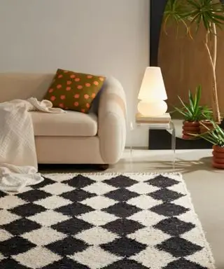 Um tapete de diamante preto e branco em uma sala de estar moderna
