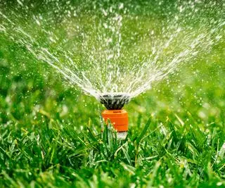 Irrigatore per prato che spruzza acqua su un prato