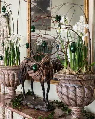 Paar Urnen gefüllt mit Paperwhites