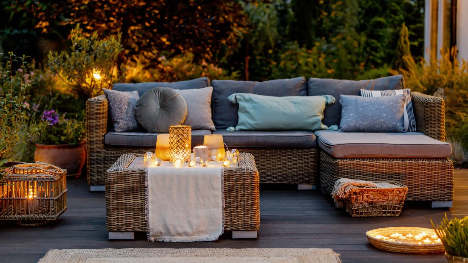 Éclairage dans un jardin' loading='lazy' title=
