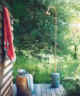 voľne stojaca sprcha na drevenej palube