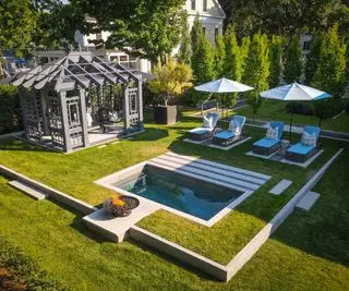 piscina com fogueira e espreguiçadeiras