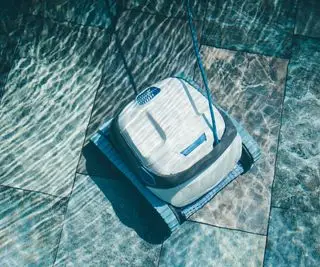 Aspirateur de piscine nettoyant le fond d'une piscine
