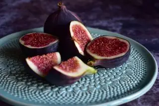 Zblízka fíg na dekoratívnom tanieri