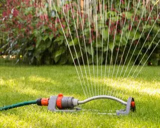 irrigatore in giardino