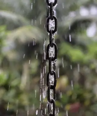 Catena da pioggia nera con acqua che scorre lungo