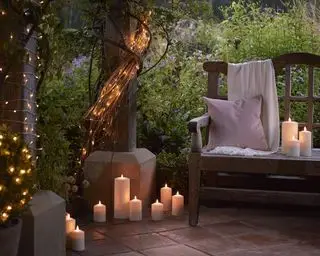 Idéias para jardins voltados para o norte com velas e iluminação de fadas