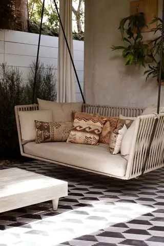 altalena boho sul portico anteriore