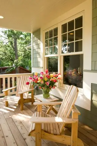 veranda anteriore con sedie Adirondack