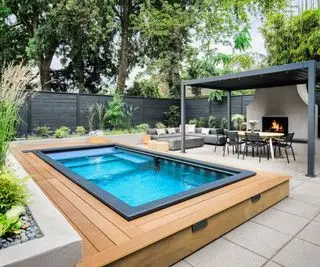 bassin profond et pergola de jardin
