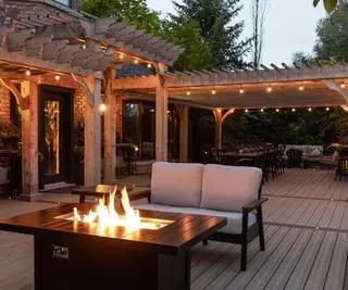 terrasse arrière avec éclairage et foyer