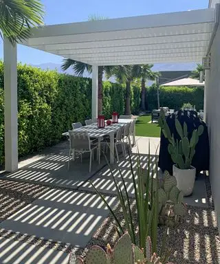 pergola blanche dans la cour