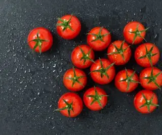 Une sélection de tomates récoltées sur une ardoise dans une cuisine