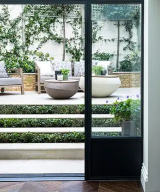 Patio trin ideer med planter mellem sten trin